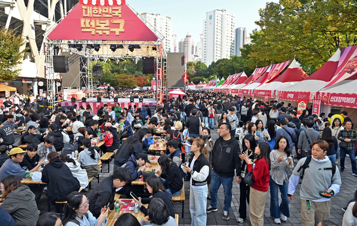 [TALK&TALK] “전 국민 ‘소울푸드’의 저력…의전 없는 3無 축제, ‘떡페’에서 시작됐죠”