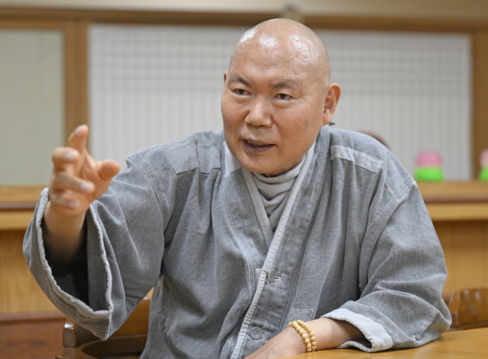 지난 14일 오후 대구 남구 한국불교대학에서 우학스님이 영남일보와의 인터뷰에서 종교 인구의 고령화에 대해서 이야기하고 있다.
이윤호기자 yoonhohi@yeongnam.com