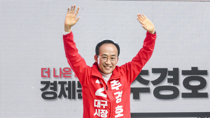 21일 제9회 전국동시지방선거 공식 선거운동 첫날 대구 중구 반월당네거리 인근 더현대 대구 앞 광장에서 국민의힘 추경호 대구시장 후보가 손을 들어 인사하며 지지를 호소하고 있다. 추 후보는 이날 대구지역 국민의힘 후보들과 합동 출정식을 열고 본격적인 지방선거 유세전에 돌입했다. 이현덕기자 lhd@yeongnam.com