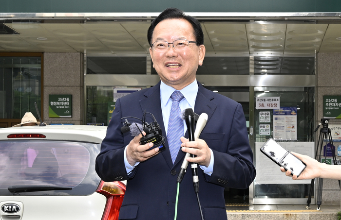 29일 오전 대구 수성구 고산2동 행정복지센터에 마련된 사전투표소에서 투표를 마친 더불어민주당 김부겸 대구시장 후보가 취재진의 질문에 답하고 있다.
이윤호기자 yoonhohi@yeongnam.com