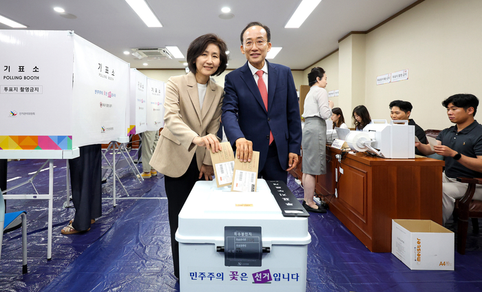 제9회 전국동시지방선거 사전투표 첫날인 29일 오전 대구 수성구 수성구의회에 마련된 사전투표소에서 국민의힘 추경호 대구시장 후보와 배우자 김희경 여사가 투표하고 있다. 
이윤호기자 yoonhohi@yeongnam.com