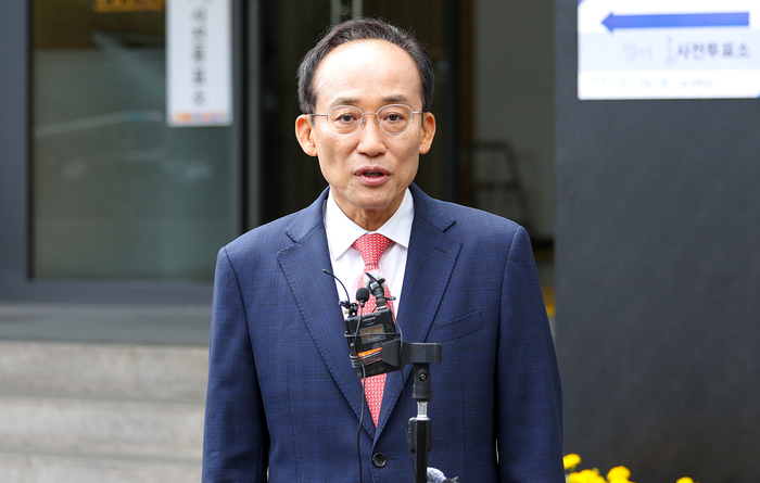 29일 오전 대구 수성구 수성구의회에 마련된 사전투표소에서 투표를 마친 국민의힘 추경호 대구시장 후보가 취재진의 질문에 답하고 있다.
이윤호기자 yoonhohi@yeongnam.com