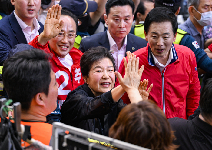 31일 대구 중구 서문시장을 찾은 박근혜 전 대통령이 국민의힘 추경호 대구시장 후보와 함께 시민들을 만나 하이파이브를 하며 인사하고 있다. 박 전 대통령은 이날 추 후보 지원 유세에 나서 시장을 찾은 시민들과 직접 소통하며 지지를 호소했다. 이현덕기자 lhd@yeongnam.com
