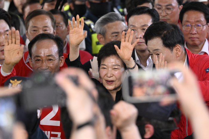 23일 대구 중구 서문시장을 찾은 박근혜 전 대통령이 국민의힘 추경호 대구시장 후보와 함께 시민들에게 손을 흔들며 인사하고 있다. 박 전 대통령은 이날 추 후보 지원 유세에 나서 서문시장을 찾은 시민들과 만나며 지지를 호소했다. 이현덕기자 lhd@yeongnam.com