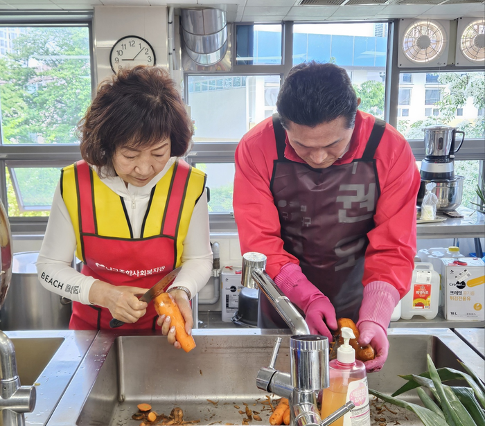 대구 남구 제1선거구 국민의힘 권오섭 후보가 남구종합사회복지관에서 봉사를 하며 주민 밀착형 선거운동을 하고 있는 모습 <후보 제공>