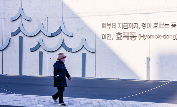 지난해 12월 대구 동구 효목동 647 일원 효목지하차도에서 효목네거리로 이어지는 노후 옹벽이 공공디자인을 접목한 경관개선 구간으로 재정비된 가운데, 한 시민이 새로 단장된 벽면 인근을 지나가고 있다. 영남일보DB