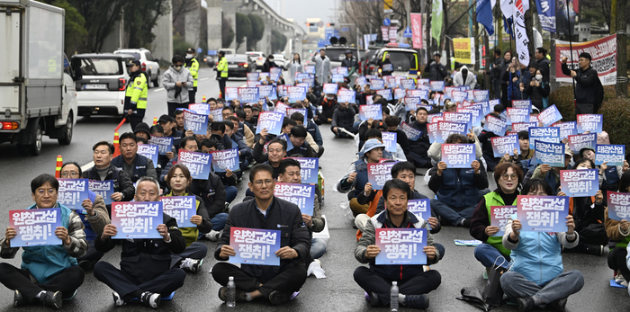 18일 오후 대구 수성구 대구지방고용노동청 앞에서 열린 민주노총 대구지역본부 결의대회에서 조합원들이 원청 교섭 쟁취와 모든 노동자의 노조 할 권리 보장을 촉구하고 있다. <영남일보DB>