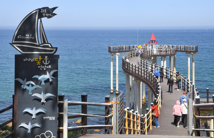 포항의 대표적인 관광명소 이가리 닻전망대. 드라마 나의 완벽한 비서와 런 온 그리고 이 연애는 불가항력의 주요공간이 되며 드라마 촬영지로도 각광을 받고 있다.