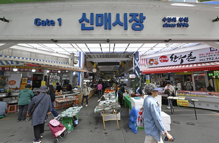 지난 23일 오전 장날인 대구 수성구 신매시장이 장을 보러 온 시민들로 북적이고 있다. 이윤호기자 yoonhohi@yeongnam.com