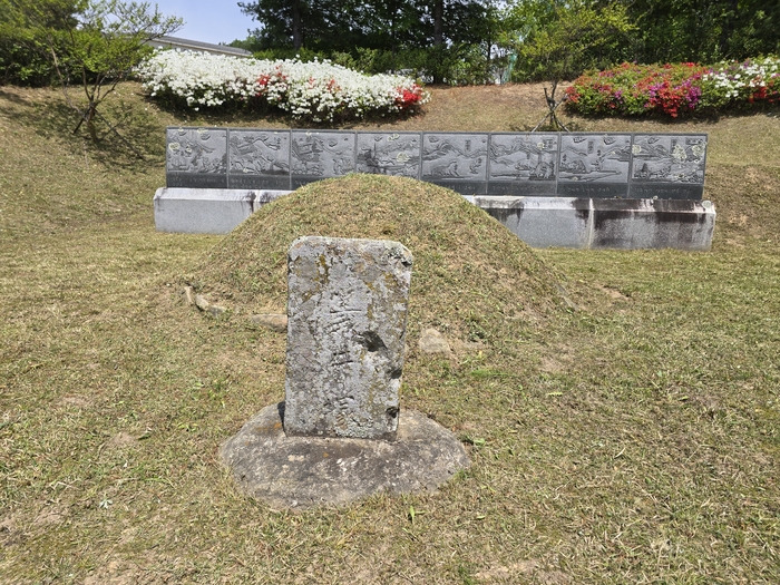 구미시 산동읍 인덕리에 있는 의우총(義牛塚). 의우총 역시 오랜 세월을 알려주듯 봉분 앞 비가 많이 마모돼 있다<박용기 기자>
