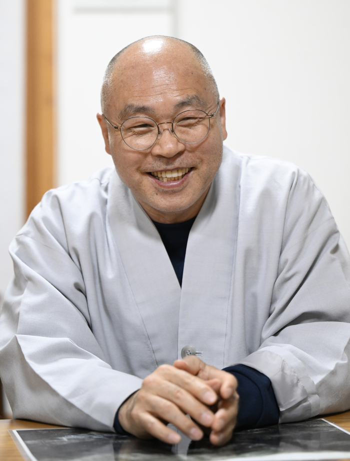 대구 동화사 주지인 선광스님이 부처님 오신 날을 맞아 영남일보와 가진 인터뷰에서 동화사는 단순한 종교 시설을 넘어, 지역민의 자긍심을 높이는 문화적 자산이자 정신적인 쉼표로서의 역할을 다하는 것이 숙명이자 소명이라고 말했다. 이윤호 기자 yoonhohi@yeongnam.com
