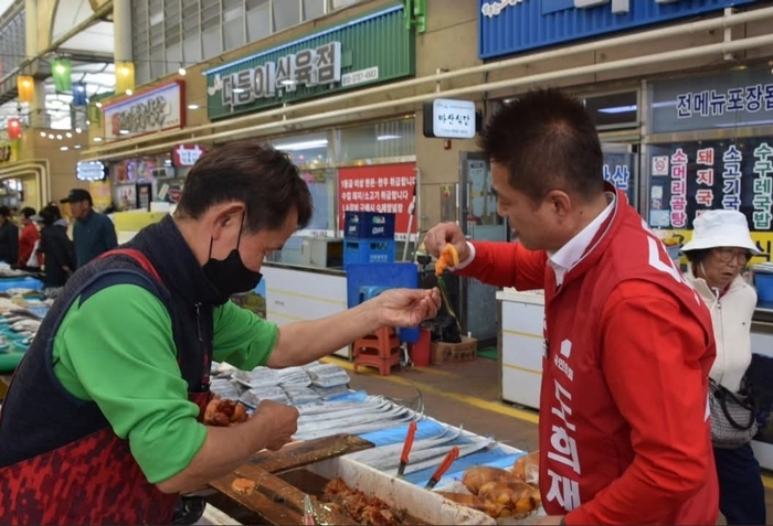 도희재  경북도의원  예비후보가 성주전통시장에서 상인들과 덕담을 나누며 선거운동을 펼치고 있다. <본인 페이스북 인용>