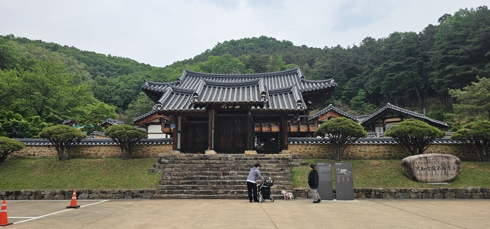 30일 한 가족이 애완견과 함께 김면장군 유적지를 찾고 있다. <석현철 기자>