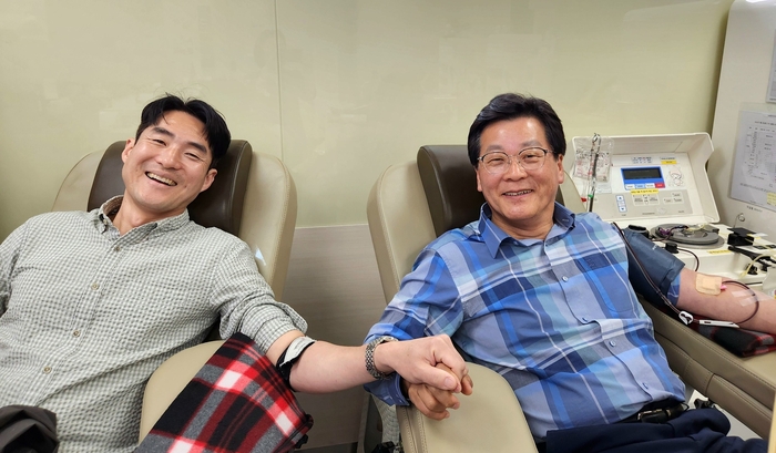 지난 28일 박원철 경주시종합자원봉사센터장(오른쪽)과 류종헌 사무국장이 경주헌혈의집에서 헌혈을 하고 있는 모습. <박원철 센터장 제공>