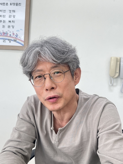 심현용 박사가 봉평신라비 전시관 사무실에서 인터뷰 모습.<원형래기자>