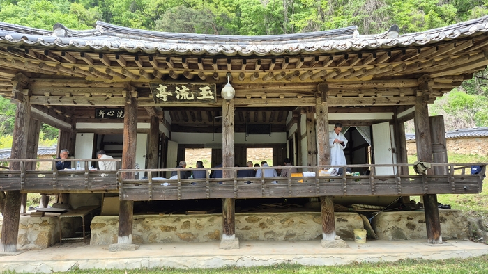 영남지역에서 50여명이 참석한 가운데 승폭계 시회가 열리고 있다. 사진은 옥류정 전경. <이하수기자>