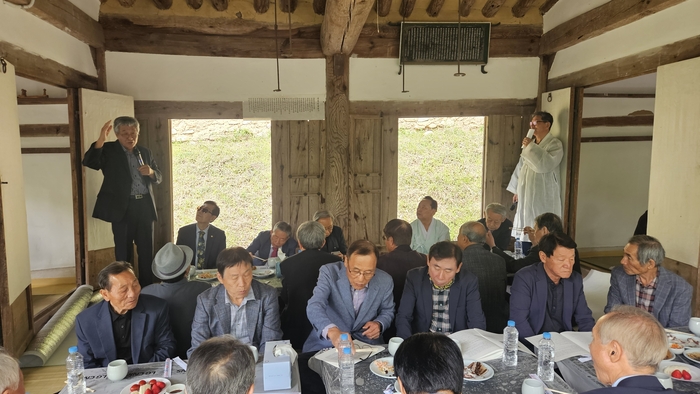 옥류정 승폭계 시회에서 조일희 전 영남대 교수가 옥류정과 옥류폭운시에 대해 강론하고 있다. <이하수기자>