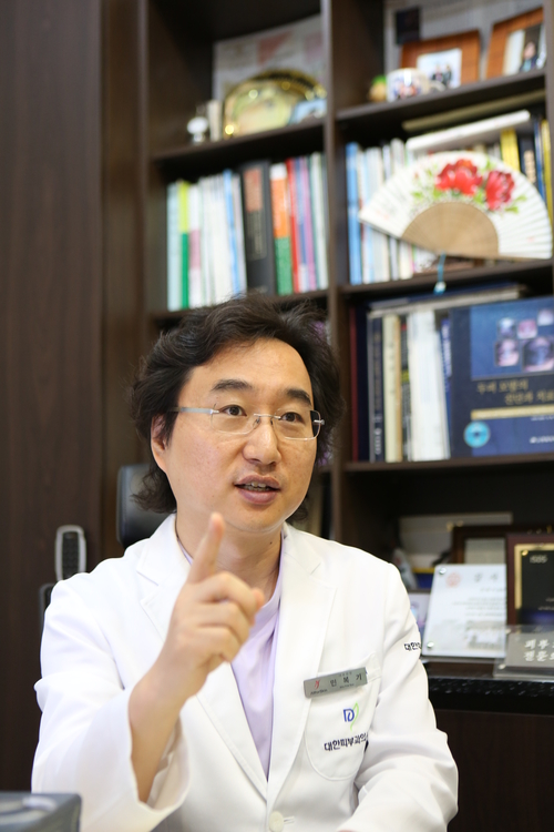민복기 대한피부과의사회 대외협력위원장이 어린이날을 맞아 소아 피부질환의 특성과 올바른 관리법에 대해 설명하고 있다. 강승규 기자