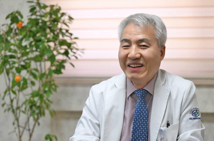 개원 70주년을 맞은 대구파티마병원의 과거를 되짚고 미래 비전을 밝히는 김병호 의무원장. 영남일보 DB