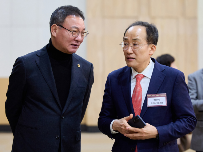 국민의힘 대구시장 후보로 나선 추경호 전 경제부총리(오른쪽)와 선거대책위원회 수석대변인으로 발탁된 하중환 대구시의회 운영위원장이 대화를 나누고 있다. 1998년 박근혜 전 대통령의 정치 입문 시절부터 현장을 지켜온 하 수석대변인은 2016년 추 후보의 첫 선거부터 10년째 지근거리를 지켜온 핵심 복심으로 꼽힌다. 추 후보는 이번 대변인단 인선을 통해 지역 사정에 밝고 정무 감각이 탁월한 하 위원장을 전면에 배치하며 본격적인 본선 소통 행보에 박차를 가하고 있다. 영남일보 DB