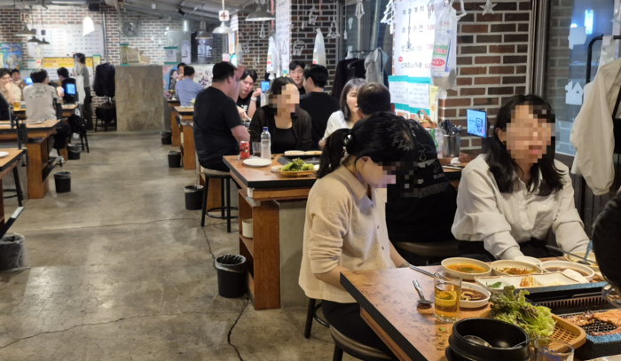1일 오후 8시쯤 대구 중구 삼덕동의 한 고깃집이 평일 저녁임에도 손님들로 붐비고 있다. 조윤화 기자