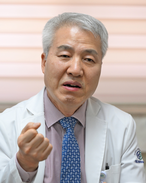 개원 70주년을 맞은 대구파티마병원의 과거를 되짚고 미래 비전을 밝히는 김병호 의무원장. 영남일보 DB