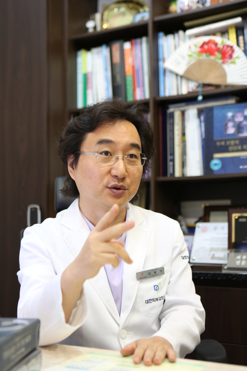 민복기 대한피부과의사회 대외협력위원장이 어린이날을 맞아 소아 피부질환의 특성과 올바른 관리법에 대해 설명하고 있다. 강승규 기자