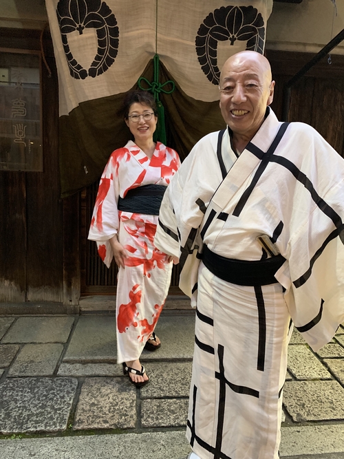 교토의 오비 장인, 야마구치 상. 여름 기모노이다. 허리에 두른 검은 끈이 오비다. 유명 잡지 모델로도 많이 나와서 사진기 앞에서는 자세가 나온다.<임재양 원장 제공>