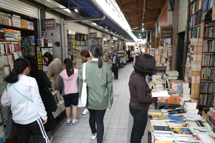 부산 보수동 책방골목. 한국전쟁 이후 형성된 헌책방 골목으로 현재 20여곳의 책방이 자리하고 있다. <부산 중구 제공>