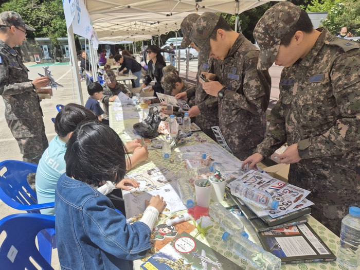5일 군장병들이 어린이들과 즐거운 시간을 보내고 있다. <홍준기 기자>