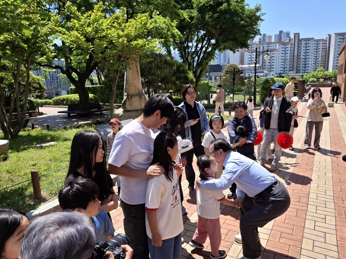 더불어민주당 김부겸 대구시장 예비후보가 5일 오전 국립대구박물관에서 열린 어린이날 박물관과 함께하는 문화축제를 찾아 행사에 참석한 어린이와 포옹을 하고있다. 장태훈 기자 hun2@yeongnam.com