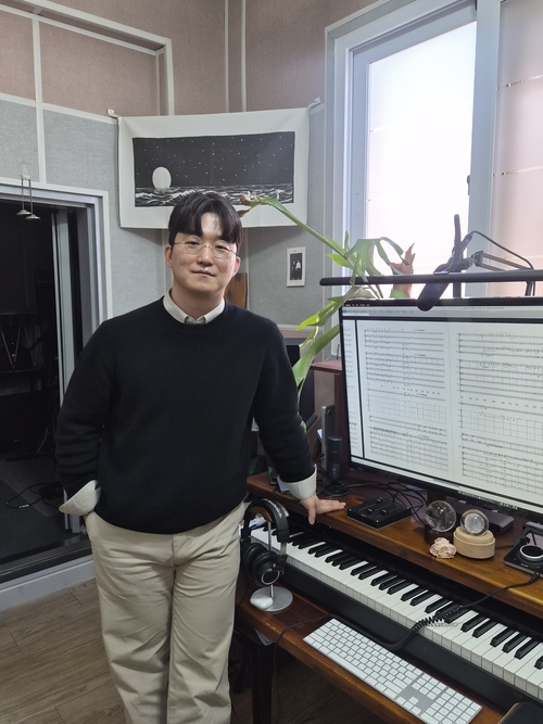 대구 출신 작곡가 강한뫼는 양악과 국악의 융합, 지역 아티스트들과의 건강한 네트워크를 통해 이 공연을 보러 반드시 대구에 가야 한다는 말을 들을 수 있는 독창적인 콘텐츠로 지역 예술의 경쟁력을 높이고 싶다고 말했다. <박주희기자 jh@yeongnam.com>