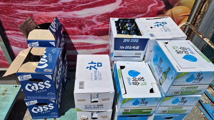 경주 주택가의 한 슈퍼 앞에 이날 오전 수거된 빈 병 상자들이 쌓여 있다. 인근 원룸가에서 공병을 모아오는 수거인들은 하루 30병 안팎을 현금화하는 것으로 알려졌다. <장성재 기자>