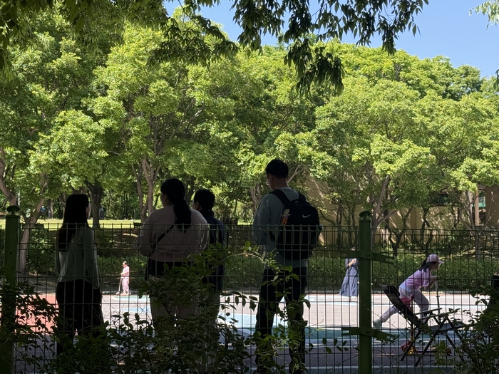 지난 5일 오후 대구 상리공원 광장에서 시민들이 휴일 오후를 보내고 있다. 구경모기자
