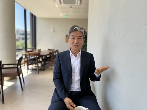 6일 포항의 한 카페에서 진행된 인터뷰에서 김승유 회장이 교화 우수 사례의 발굴과 전파에 대해 설명하고 있다.<김기태기자>