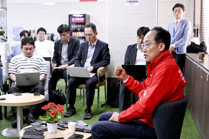 6일 오후 대구 수성구 국민의힘 대구시당에서 열린 출입기자간담회에서 국민의힘 추경호 대구시장 후보가 지역 경제 활성화와 민생 공약 방향에 대해 설명하고 있다. 
이현덕기자 lhd@yeongnam.com 