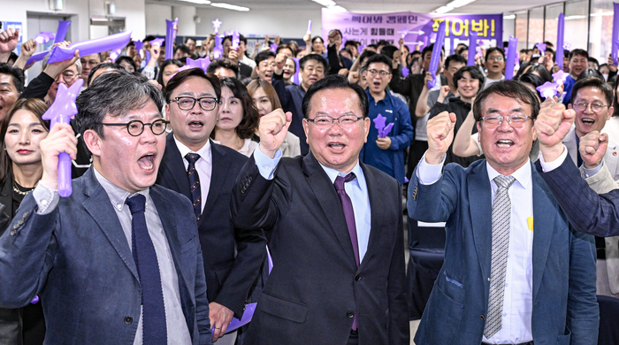 6일 대구 달서구 김부겸 대구시장 예비후보 선거사무소에서 열린 시민 속으로 시민선거대책위원회 발대식에서 김 후보와 지지자들이 응원봉을 들고 지방선거 승리를 다짐하며 구호를 외치고 있다.
이현덕기자 lhd@yeongnam.com 