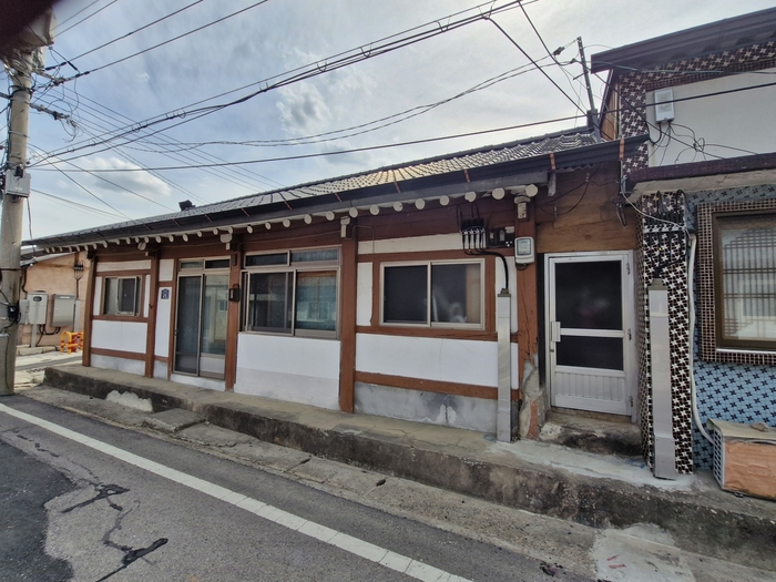 장터거리 좁은 도로를 따라 다닥다닥 붙어 있는 점포병용주택 양식의 가옥. 일본식 가옥 구조와 한국의 전통적인 생활 양식이 혼합된 독특한 형태로 영해 사람들이 실제로 장사를 하고 잠을 자던 삶의 터전이다. <남두백 기자>