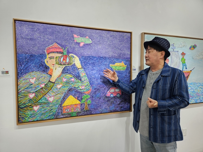 지난 5일 환갤러리에서 만난 김의상 작가가 작품을 설명하고 있다. 권혁준기자 hyeokjun@yeongnam.com