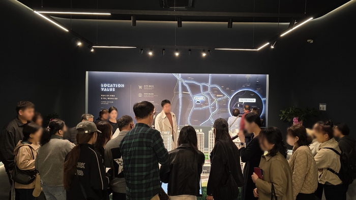 관람객들이 더샵 안동더퍼스트 견본주택을 살펴보고 있다. <더샵 제공>