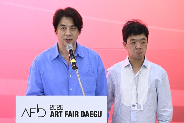 7일 대구 북구 엑스코 서관에서 열린 2026 아트페어대구 개막식에서 배우 권오중 씨와 권혁준 작가가 참석자들에게 인사를 하고 있다. 희귀 발달장애를 앓고 있는 권혁준 작가는 자유로운 색감과 순수한 표현이 담긴 작품으로 주목받고 있으며, 작품은 제이앤제이 아트(J&J ART) 부스에서 10일까지 전시된다.
이현덕기자 lhd@yeongnam.com
이현덕기자 lhd@yeongnam.com