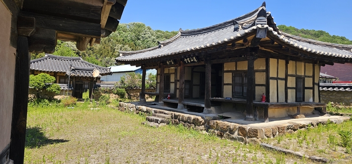 도산서당 전경, 사람의 발길이 닿지 않아 마당에는 풀들이 자리를 잡아가고 있다. <석현철 기자>