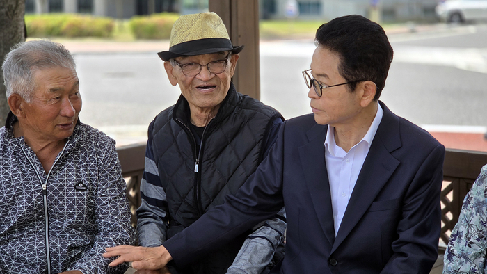 국민의힘 이철우 경북도지사 예비후보가 7일 경북도 인재개발원에서 개최된 제54회 어버이날 기념식에 참석해 참석자들과 환담을 나누고 있다. <이철우 예비후보 선거캠프 제공>