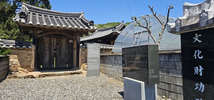 도산서당 입구 전경, 평소에는 자물쇠로 문이 잠겨있어 문틈으로만 내부 전경을 살펴볼 수 있다. 문 입구에  문화재 공덕비와 안내 입간판이 세워져 있다. <석현철 기자>