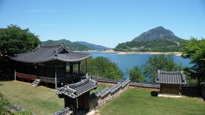 회양관광단지 호숫가의 광암정. 멀리 합천댐이 자그맣게 보인다. 댐 오른쪽에 확실하게 눈에 띄는 삼각형 산이 악견산이다.