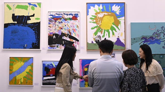 7일 대구 북구 엑스코 서관에서 VIP 프리뷰로 개막한 2026 아트페어대구에서 관람객들이 배우 권오중 씨의 아들인 권혁준 작가의 작품을 감상하고 있다. 희귀 발달장애를 앓고 있는 권혁준 작가는 자유로운 색감과 순수한 표현이 담긴 작품으로 주목받고 있으며, 작품은 제이앤제이 아트(J&J ART) 부스에서 10일까지 전시된다.