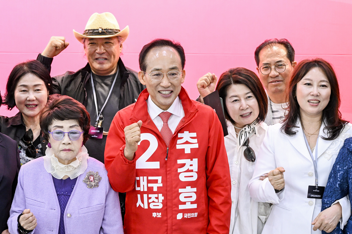 7일 대구 북구 엑스코 서관에서 열린 2026 아트페어대구 개막식에서 국민의힘 추경호 대구시장 예비후보가 참석자들과 기념촬영을 하고 있다.
이현덕기자 lhd@yeongnam.com