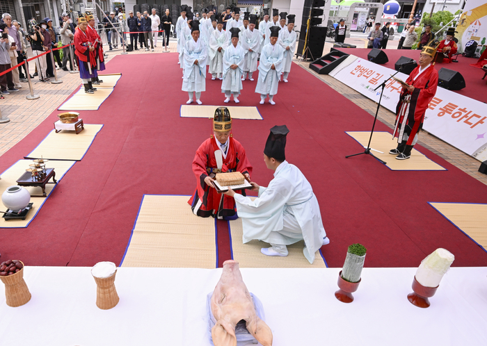 7일 대구 중구 약령시 일원에서 열린 제48회 대구약령시한방문화축제 개막행사에서 관계자들이 시민들의 건강과 행복을 기원하는 전통 제례행사인 고유제를 올리고 있다. 대구약령시 개장 368주년을 기념해 열린 이번 축제는 한방의 길, 대구약령시로 통하다를 주제로 11일까지 이어진다.
이현덕기자 lhd@yeongnam.com