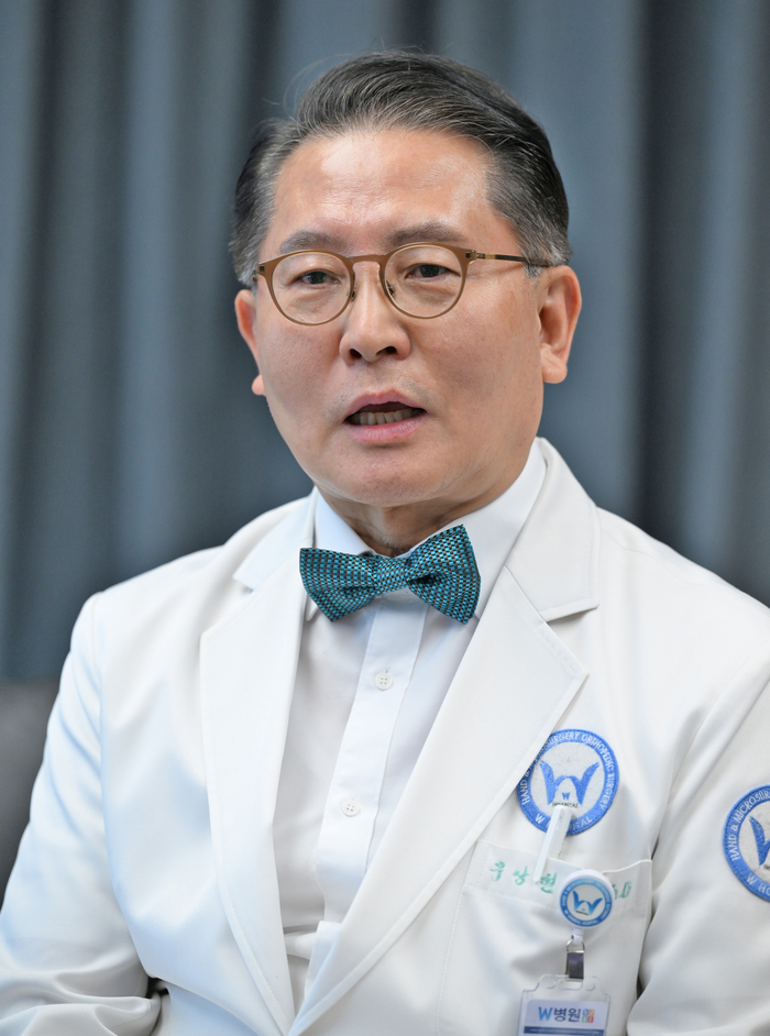 2030 아시아태평양 재건 미세수술학회(APFSRM) 유치를 성공시킨 우상현 W병원장이 영남일보와의 인터뷰에서 K-미세수술의 미래 청사진과 지역 의료의 발전 방향에 대해 열정적으로 설명하고 있다.이지용기자 sajahu@yeongnam.com