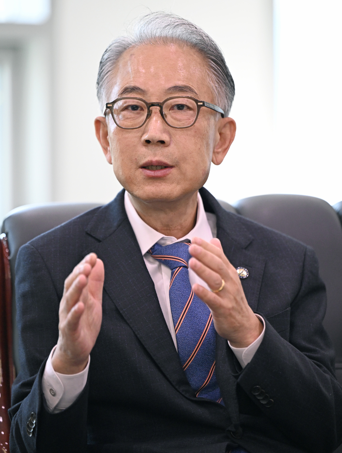 6일 오전 박구선 K-MEDI hub 이사장이 영남일보와의 인터뷰에서 지역 바이오·디지털 헬스케어 관련 산업의 인공지능 전환(AX)에 대해 설명하고 있다.
이윤호기자 yoonhohi@yeongnam.com